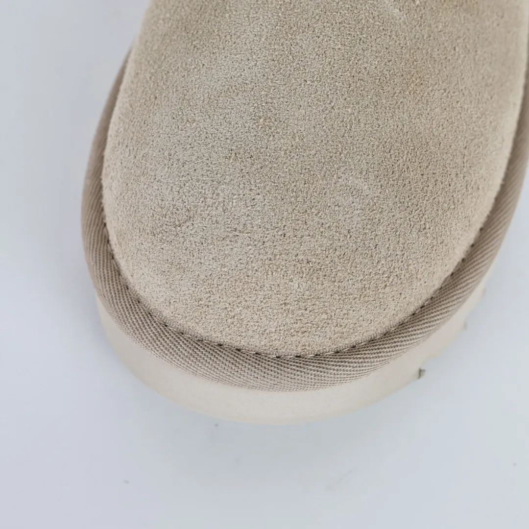 Pick up locally 💰520 Core recommendation Good price Independently developed original outsole, cashmere insole, keeping warm in winter, suitable for home use. In recent years, uug has launched a style series, which is partially skewed towards the preferences of young consumers, and has also been at the forefront of fashion trends. Shoe body material, water-repellent coated suede upper, 17mm UGGPURE™ implanted wool insole, lightweight non-slip and comfortable rubber outsole, with brand LOGO, complete packaging, size: 35 36 37 38 39 40